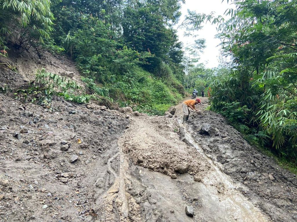 Tolong! Jalan Desa Situhiang Rusak Parah dan Kerap Diterjang Longsor