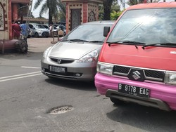 Warga Keluhkan Jalan Tole Iskandar Depok Berlubang, Harap Segera Diperbaiki