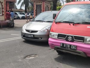 Warga Keluhkan Jalan Tole Iskandar Depok Berlubang, Harap Segera Diperbaiki Warga Keluhkan Jalan Tole Iskandar Depok Berlubang, Harap Segera Diperbaiki