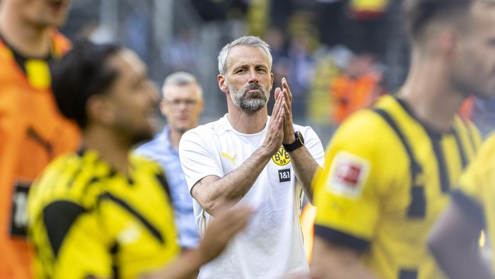 14 May 2022, North Rhine-Westphalia, Dortmund: Soccer: 1st Bundesliga, Borussia Dortmund - Hertha BSC, Matchday 34, Signal-Iduna-Park: Dortmund coach Marco Rose thanks the fans. Photo: David Inderlied/dpa - IMPORTANT NOTE: In accordance with the requirements of the DFL Deutsche Fußball Liga and the DFB Deutscher Fußball-Bund, it is prohibited to use or have used photographs taken in the stadium and/or of the match in the form of sequence pictures and/or video-like photo series. (Photo by David Inderlied/picture alliance via Getty Images)
