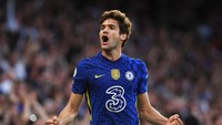Marcos Alonso, pemain Chelsea berusia 31 tahun ini diminati Barcelona. Sayangnya, Chelsea minta 15 juta Euro, tapi Barca cuma punya budget 10 juta Euro. Mau kasih nggak, Chelsea? (Getty Images/Mike Hewitt)