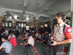 Jemaah Masjid Agung Al Azhar Jaksel Tetap Pakai Masker Saat Salat Jumat