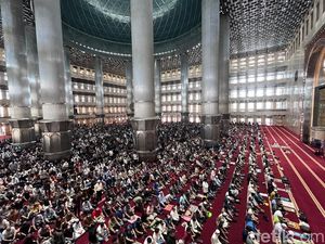 Suasana Salat Jumat di Istiqlal, Saf Kembali Rapat-Diimbau Pakai Masker