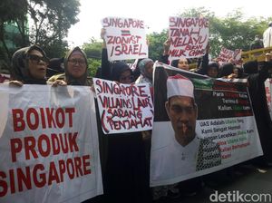 Massa Demo Konjen Singapura di Medan Buntut Pengusiran UAS Massa Demo Konjen Singapura di Medan Buntut Pengusiran UAS