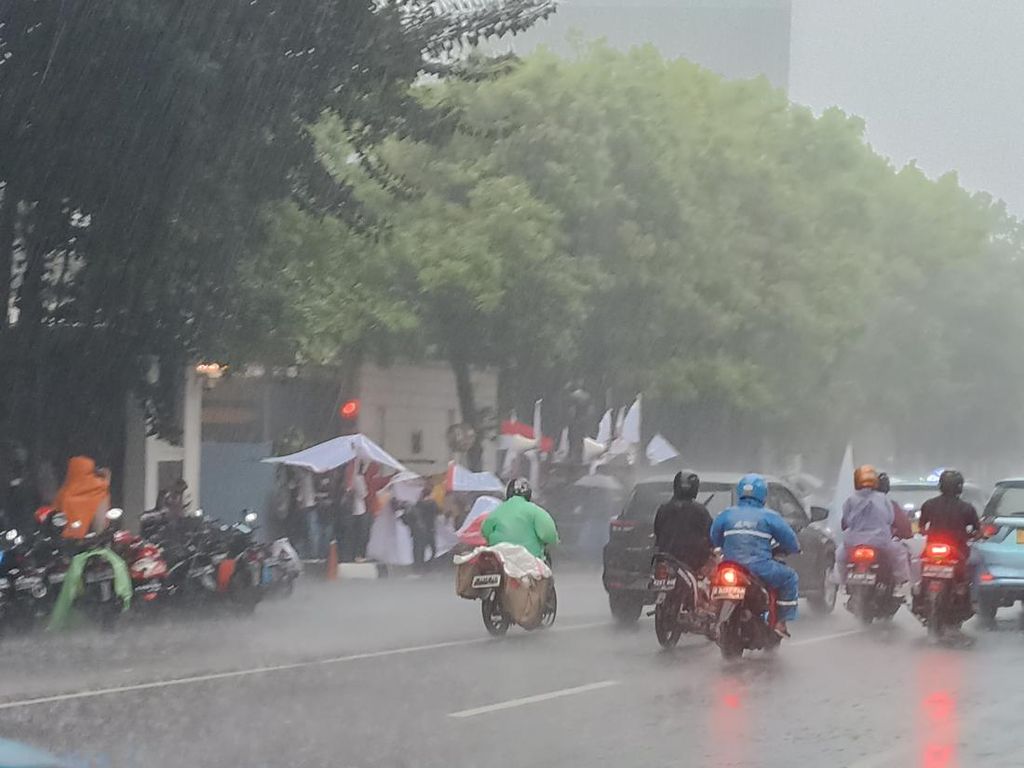 Massa Pendukung UAS Lanjut Demo Kedubes Singapura Meski Diguyur Hujan Deras
