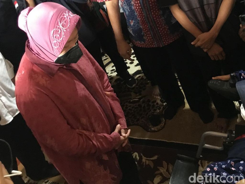 Menteri Risma Jenguk Sinta Aulia Penderita Tumor Tulang di Rembang