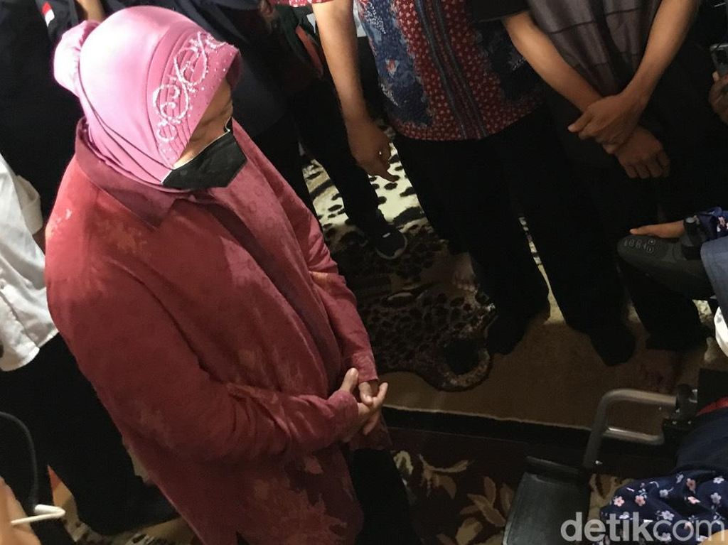Menteri Risma Jenguk Sinta Aulia Penderita Tumor Tulang di Rembang Menteri Risma Jenguk Sinta Aulia Penderita Tumor Tulang di Rembang