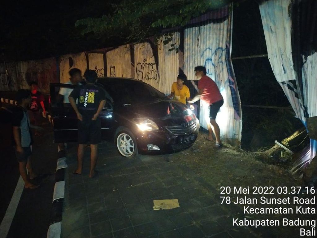 Sopir Ngantuk, Sedan Seruduk Dinding Seng Simpang Dewa Ruci Kuta Sopir Ngantuk, Sedan Seruduk Dinding Seng Simpang Dewa Ruci Kuta