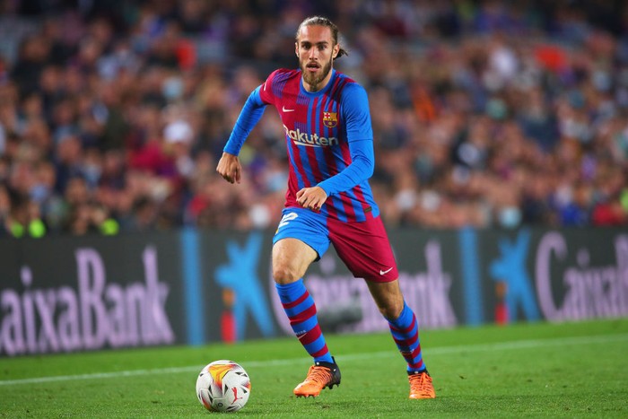 BARCELONA, SPAIN - APRIL 18: Oscar Mingueza of FC Barcelona runs with the ballduring the LaLiga Santander match between FC Barcelona and Cadiz CF at Camp Nou on April 18, 2022 in Barcelona, Spain. (Photo by Eric Alonso/Getty Images)