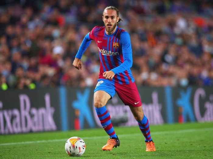 BARCELONA, SPAIN - APRIL 18: Oscar Mingueza of FC Barcelona runs with the ballduring the LaLiga Santander match between FC Barcelona and Cadiz CF at Camp Nou on April 18, 2022 in Barcelona, Spain. (Photo by Eric Alonso/Getty Images)