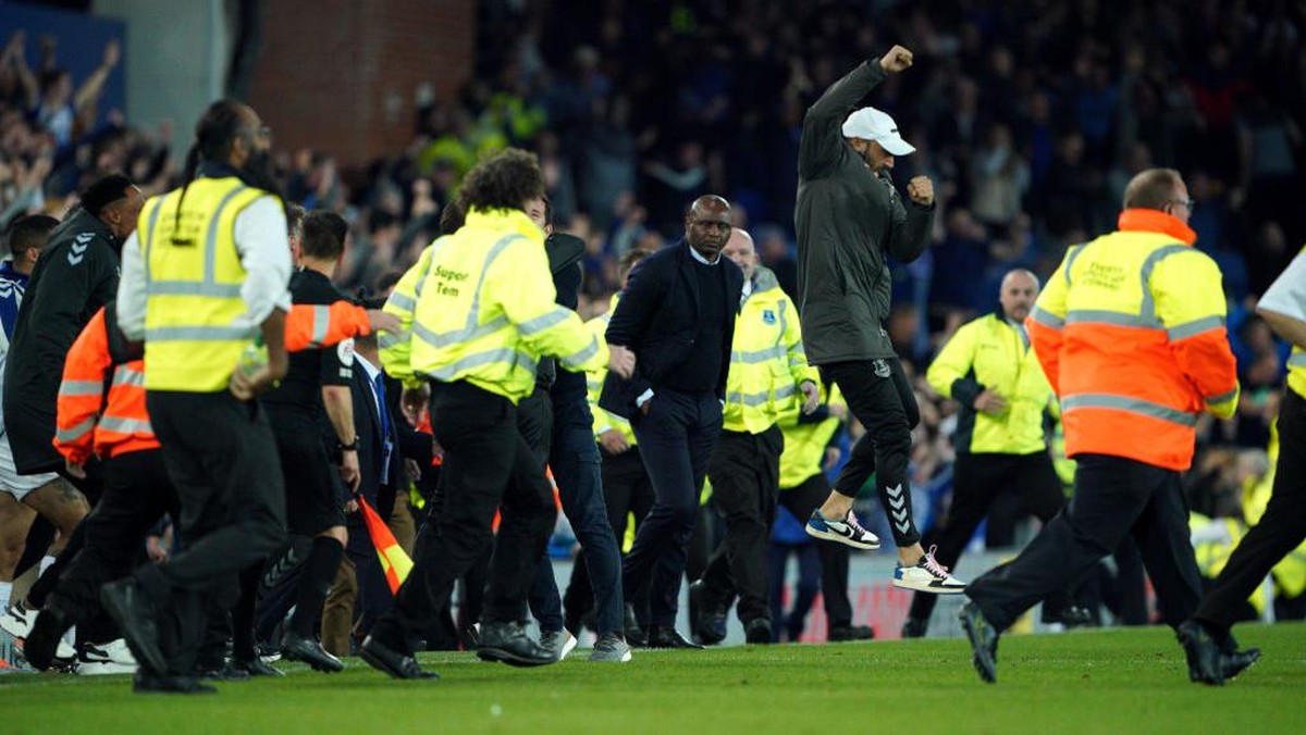 Patrick Vieira saat fans Everton menghambur masuk lapangan Goodison Park. Foto: PA Images via Getty Images/Peter Byrne - PA Images