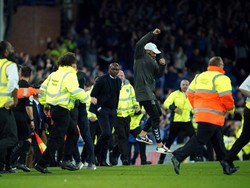 Patrick Vieira Tendang Fans Everton Sampai Jatuh!