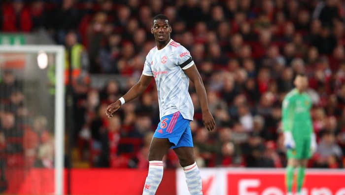 LIVERPOOL, ENGLAND - APRIL 19: Paul Pogba of Manchester United leaves the field through injury during the Premier League match between Liverpool and Manchester United at Anfield on April 19, 2022 in Liverpool, England. (Photo by Chris Brunskill/Fantasista/Getty Images)