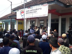 Ratusan Pedagang Sapi Protes Penutupan Pasar Hewan Gondanglegi Malang