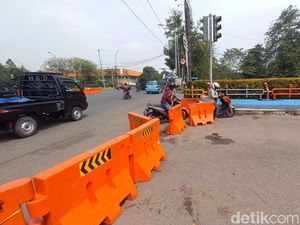One Way di Daan Mogot, Banyak Pemotor Terobos Barrier Jembatan Dua Lio Baru