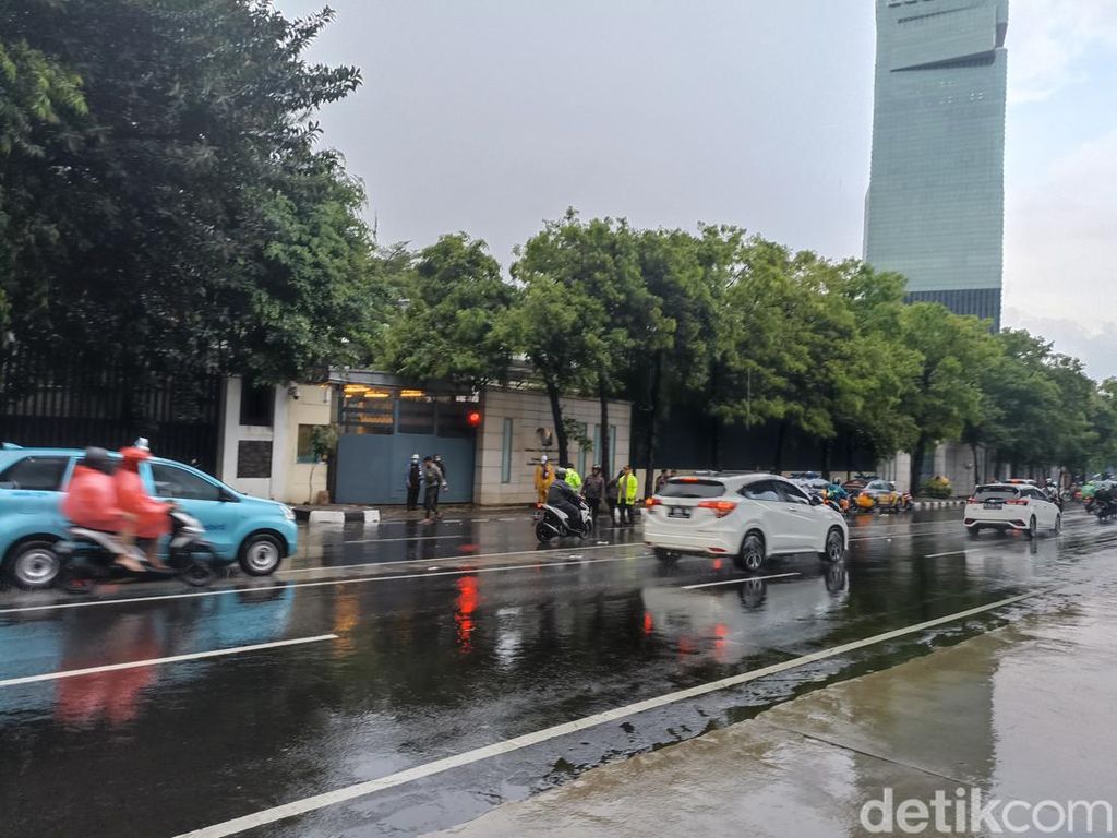 Mobil Sound Rusak karena Hujan, Pendukung UAS Bubar dari Kedubes Singapura