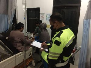 Minibus Vs Pikap Adu Banteng di Wajo, 8 Orang Dilarikan ke RS