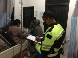 Minibus Vs Pikap Adu Banteng di Wajo, 8 Orang Dilarikan ke RS