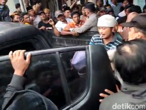 Kiai Diduga Lecehkan Santriwati, Ponpes di Lumajang Diserbu Warga Kiai Diduga Lecehkan Santriwati, Ponpes di Lumajang Diserbu Warga