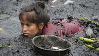 Potret Warga Filipina Nyemplung ke Lumpur Cari Sisa Kebakaran