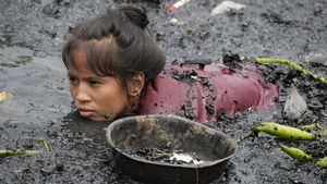 Potret Warga Filipina Nyemplung ke Lumpur Cari Sisa Kebakaran