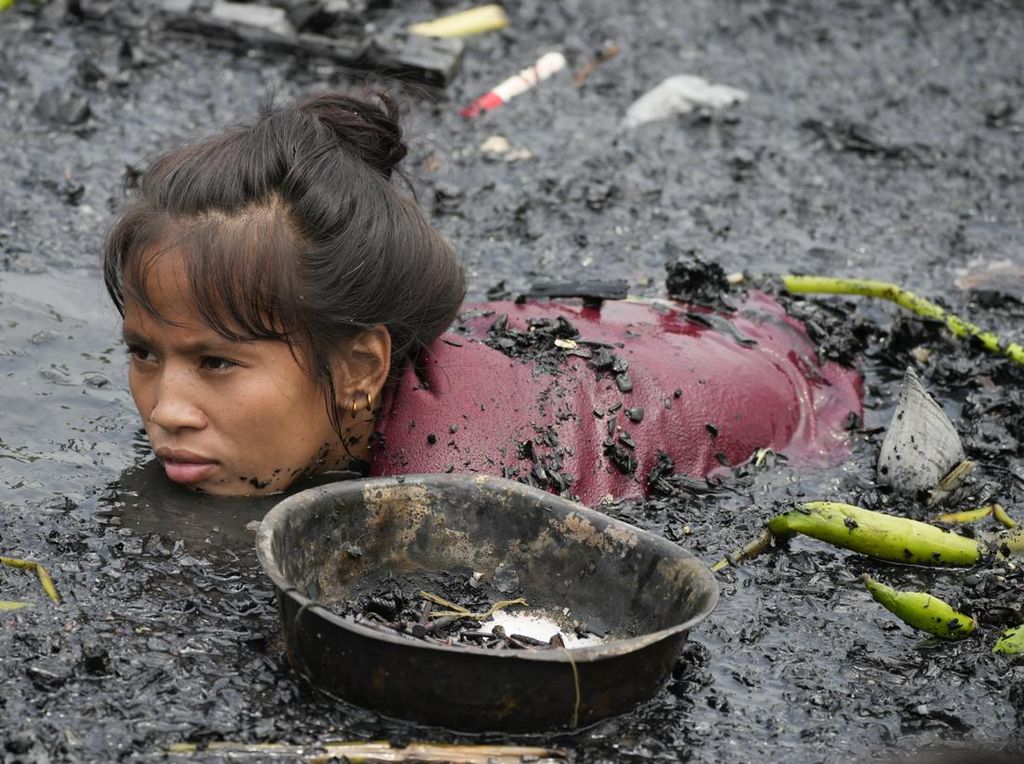Potret Warga Filipina Nyemplung ke Lumpur Cari Sisa Kebakaran