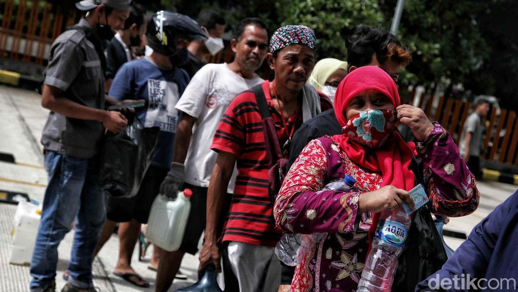 Antrean Minyak Goreng Curah Subsidi Masih Terlihat di Jakarta