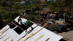 Potret Warga Ukraina Kembali ke Desa yang Direbut dari Rusia