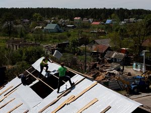 Potret Warga Ukraina Kembali ke Desa yang Direbut dari Rusia