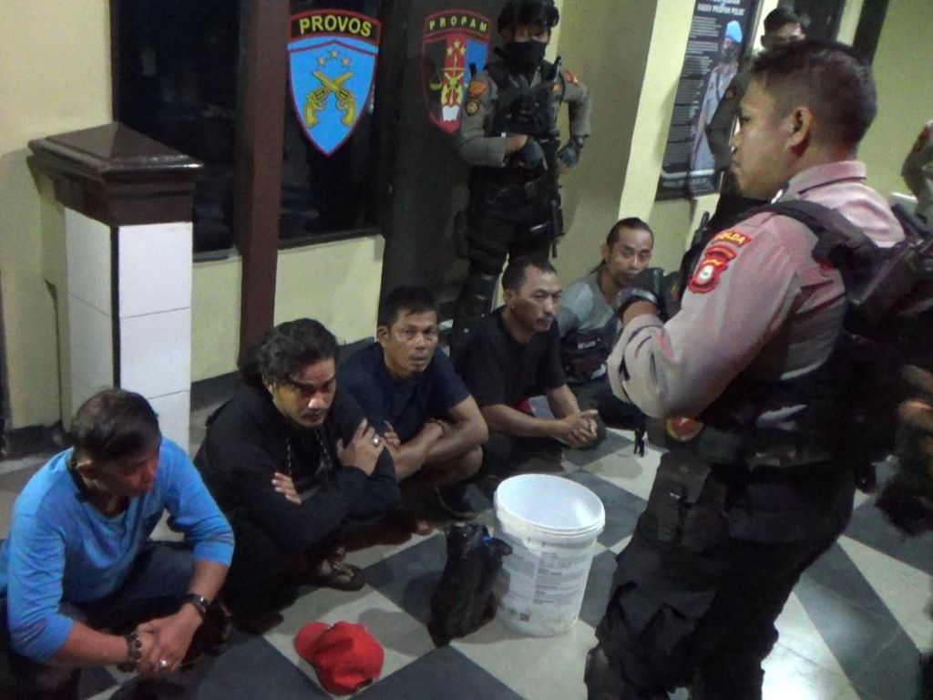 Polisi Tangkap 8 Pria Makassar Bawa Busur Panah-Sajam Saat Pesta Miras