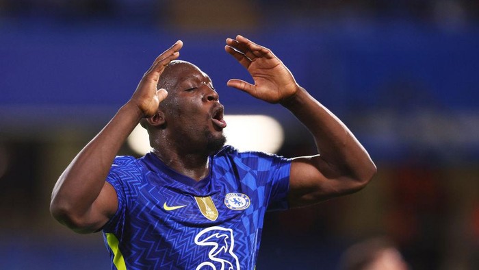 LONDON, ENGLAND - MAY 19: Romelu Lukaku of Chelsea reacts after missing a chance during the Premier League match between Chelsea and Leicester City at Stamford Bridge on May 19, 2022 in London, England. (Photo by Clive Rose/Getty Images)