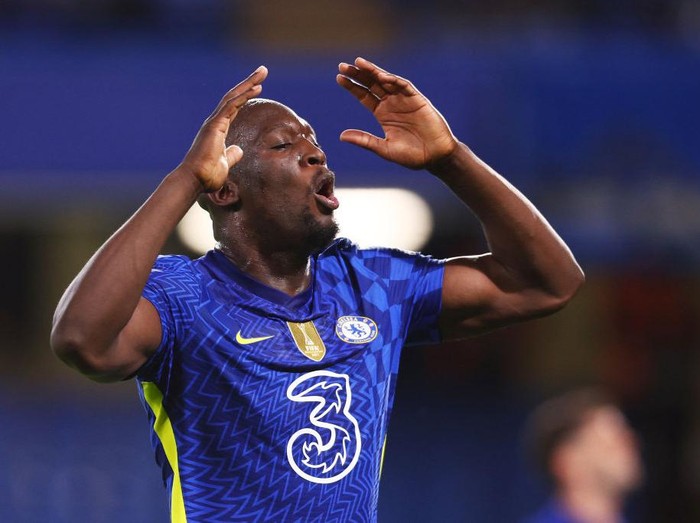 LONDON, ENGLAND - MAY 19: Romelu Lukaku of Chelsea reacts after missing a chance during the Premier League match between Chelsea and Leicester City at Stamford Bridge on May 19, 2022 in London, England. (Photo by Clive Rose/Getty Images)