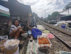 Melihat Lebih Dekat Permukiman Pinggir Rel hingga Sekitar Viaduk di Surabaya