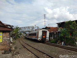 Tak Hanya Bermukim, Warga Juga Kerap Berjualan di Bantaran Rel Surabaya