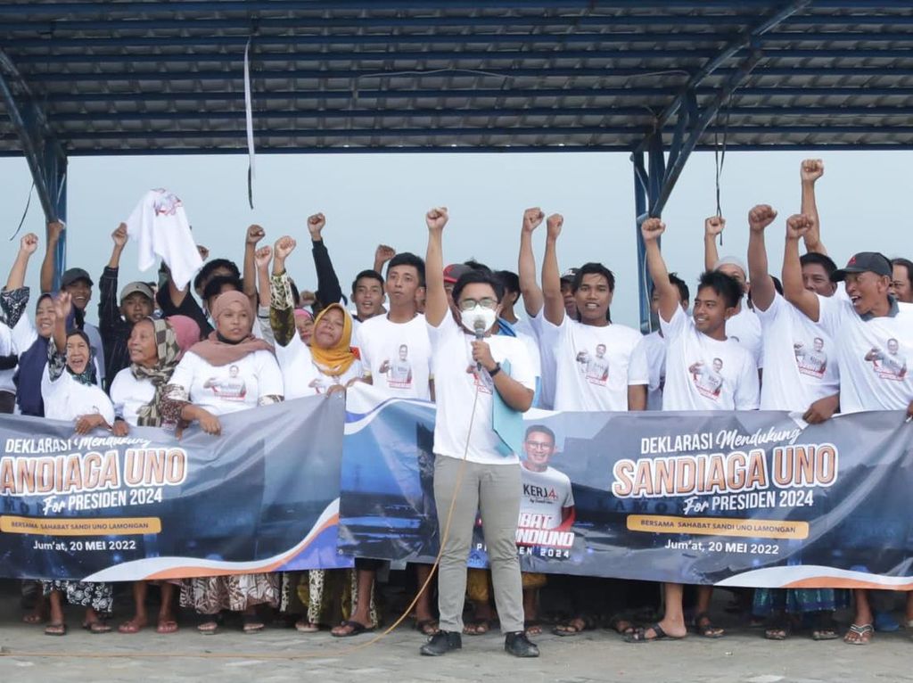 Nelayan-Pelaku UMKM di Lamongan Dukung Sandiaga Maju di Pilpres 2024 Nelayan-Pelaku UMKM di Lamongan Dukung Sandiaga Maju di Pilpres 2024