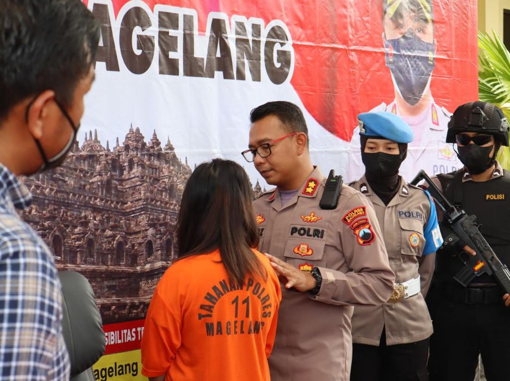 Arisan Online Fiktif Rp 1 Miliar, 2 Wanita Magelang Dibekuk Polisi Arisan Online Fiktif Rp 1 Miliar, 2 Wanita Magelang Dibekuk Polisi