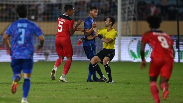 Pesepak bola Timnas Indonesia Rizky Ridho (kedua kiri) memprotes keputusan wasit Yahya Ali (kedua kanan) yang memberinya karta mera pada pertandingan semifinal sepak bola SEA Games 2021 Vietnam di Stadion Thien Truong, Nam Dinh, Vietnam, Kamis (19/5/2022). Indonesia kalah dari Thailand dengan skor 0-1 dan gagal melaju ke final. ANTARA FOTO/Aditya Pradana Putra/tom.