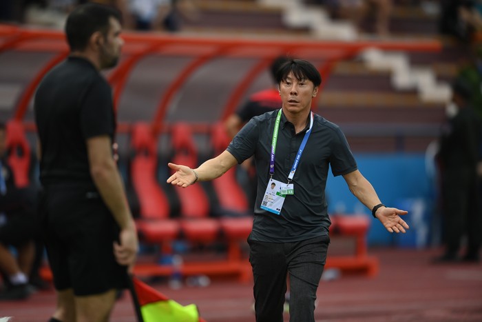 Pelatih Timnas Indonesia Tae Yong Shin (kanan) memprotes wasit saat pertandinganimnas Indonesia melawan Timnas Filipina dalam lanjutan Grup A Sepak Bola SEA Games 2021 Vietnam di Stadion Viet Tri, Phu Tho, Vietnam, Jumat (13/5/2022). Indonesa menang atas Filipina dengan skor 4-0. ANTARA FOTO/Zabur Karuru/YU