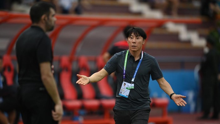 Pelatih Timnas Indonesia Tae Yong Shin (kanan) memprotes wasit saat pertandinganimnas Indonesia melawan Timnas Filipina dalam lanjutan Grup A Sepak Bola SEA Games 2021 Vietnam di Stadion Viet Tri, Phu Tho, Vietnam, Jumat (13/5/2022). Indonesa menang atas Filipina dengan skor 4-0. ANTARA FOTO/Zabur Karuru/YU