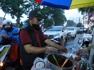 Viral! Siomay Gerobakan Ludes dalam 2 Jam Untung Rp 7 Juta Perhari
