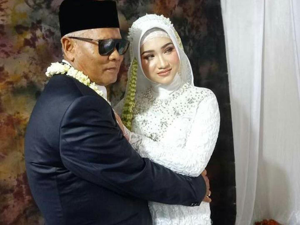 Viral Kakek Nikahi Gadis 19 Tahun di Cirebon