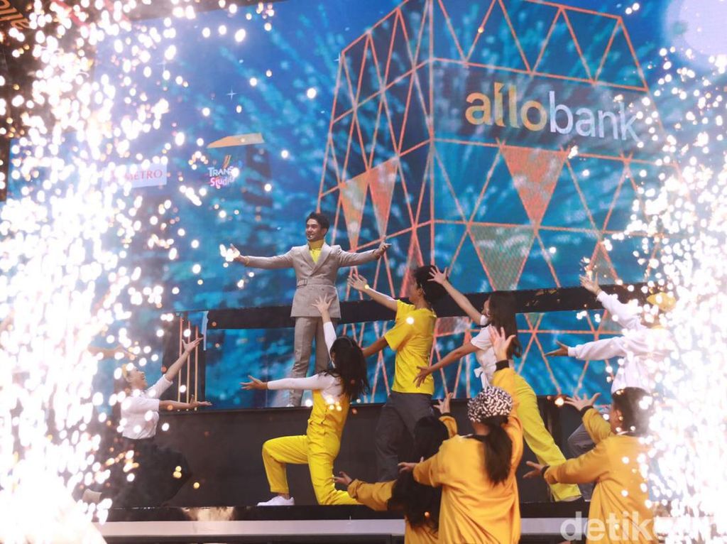 Tampil Beda, Reza Rahadian Menyanyi dan Menari untuk Allo Bank Festival