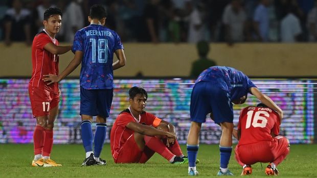 Pesepak bola Timnas Indonesia Fachruddin Aryanto (tengah) dan rekan-rekannya dihibur sejumlah pesepak bola Timnas Thailand usai pertandingan semifinal sepak bola SEA Games 2021 Vietnam di Stadion Thien Truong, Nam Dinh, Vietnam, Kamis (19/5/2022). Indonesia kalah dari Thailand dengan skor 0-1 dan gagal melaju ke final. ANTARA FOTO/Aditya Pradana Putra/tom.