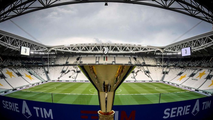 TURIN, ITALY - AUGUST 01: Italian championship 2019-2020 trophy before the Serie A match between Juventus and  AS Roma at Allianz Stadium on August 01, 2020 in Turin, Italy. (Photo by Daniele Badolato - Juventus FC/Juventus FC via Getty Images)
