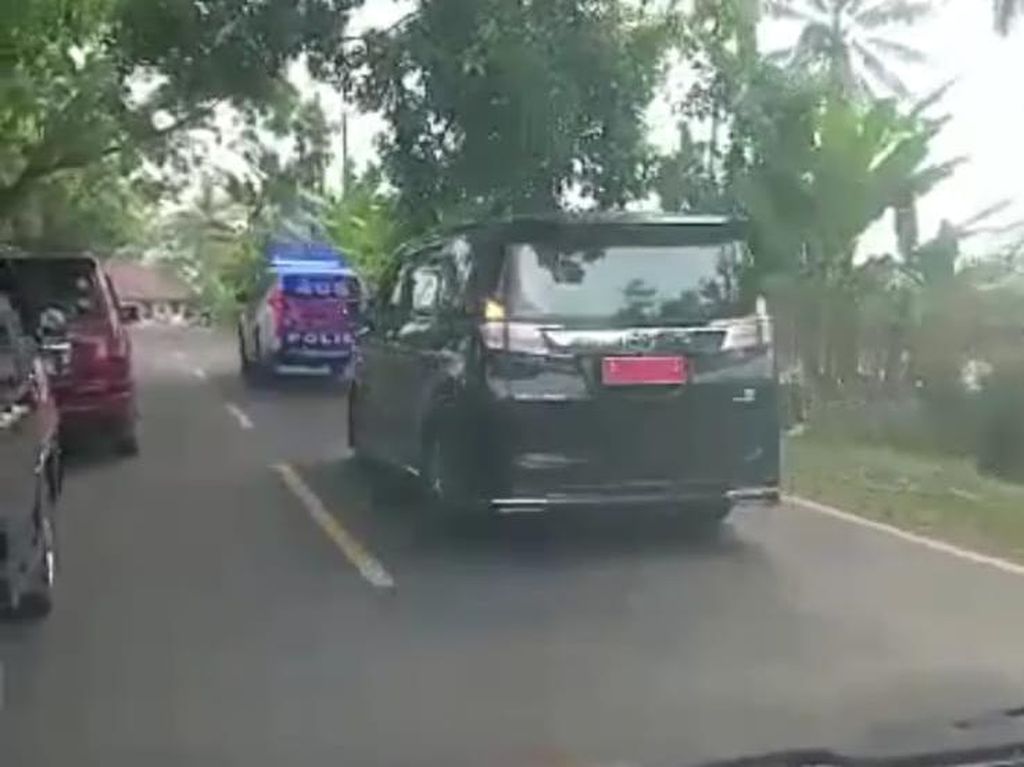 Viral Rombongan Bupati Pandeglang Diduga Senggol Ambulans Bawa Pasien