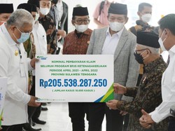 Maruf Serahkan Santunan BPJS Ketenagakerjaan ke 5 Keluarga di Kendari