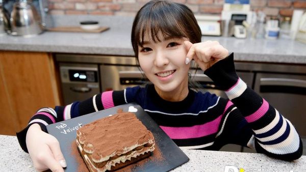 Wendy Red Velvet Hobi Bikin Kue, Ini Pose Manisnya saat Meracik Tiramisu