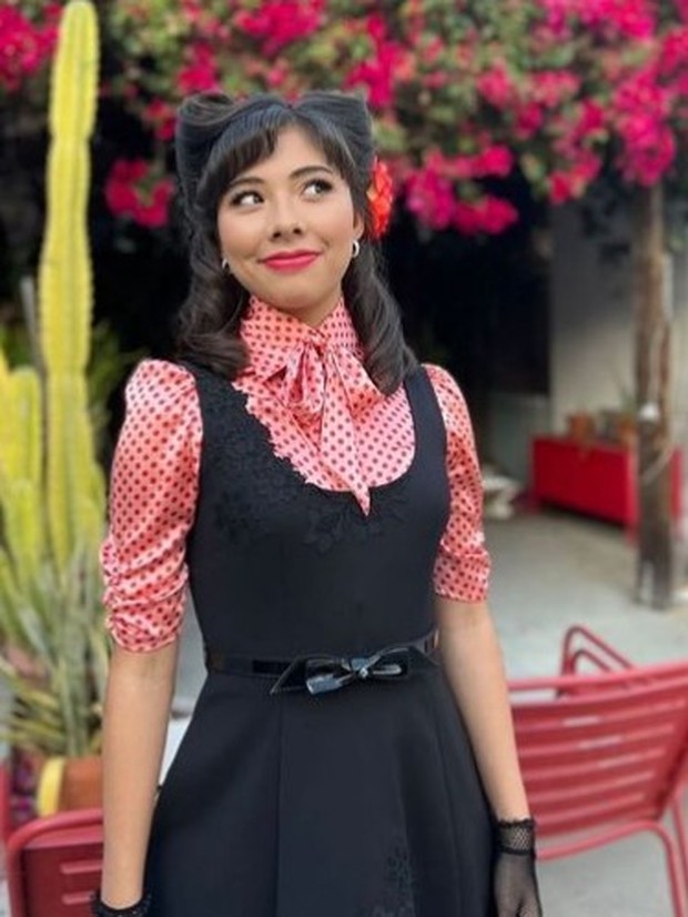 Xochitl Gomez dalam tampilan retro chic
