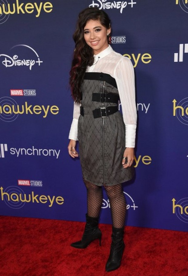 Xochitl Gomez dalam tampilan monochrome glam rock