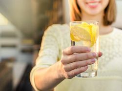 5 Efek Minum Air Lemon Tiap Hari, Bikin Langsing dan Pencernaan Sehat
